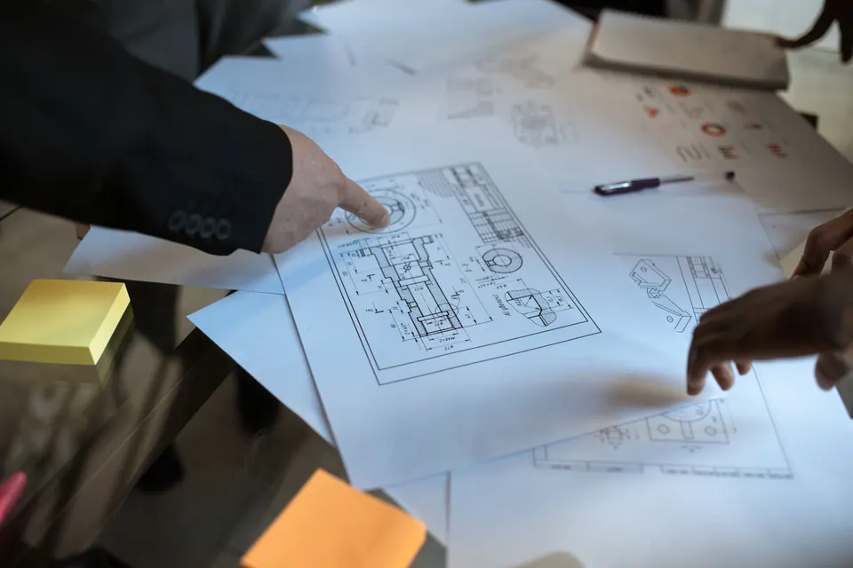 Ingenieure besprechen technische Zeichnungen auf dem Tisch